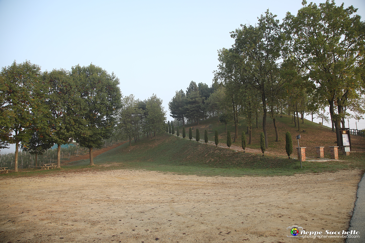 VBS_0890 - I Piloni della Via Crucis del Sacro Monte di Montà d'Alba.jpg
